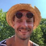 Piotr Fiedler – czy jest mężem i ojcem? Jak wygląda jego codzienność poza blaskiem kamer i praca pisarza