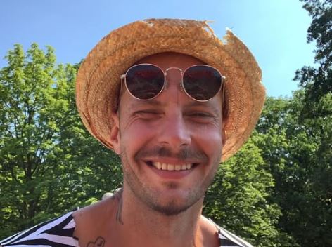 Piotr Fiedler – czy jest mężem i ojcem? Jak wygląda jego codzienność poza blaskiem kamer i praca pisarza